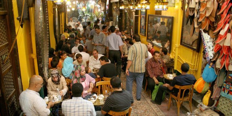 المقاهي ملاذ المصريين بالعطلة الأسبوعية