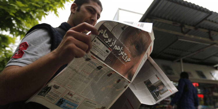 مواطن يطالع إحدى الصحف الإيرانية