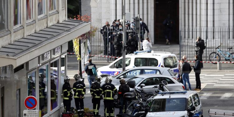 لحظة القبض على المشتبه به في تنفيذ الحادث الإرهابي بكنيسة نوتردام في مدينة نيس