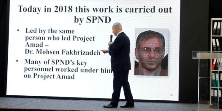 نتنياهو يشير إلى دور محسن فخري زاده في برنامج التسلح الإيراني أثناء عرض وثائق في أبريل 2018