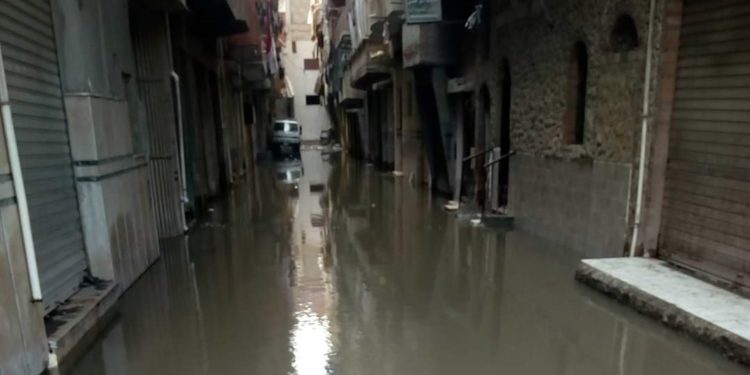 شوارع عزبة الشامي تغرق بالأمطار