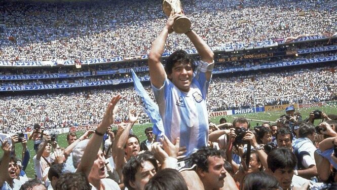 مارادونا حاملا كأس العالم 1984