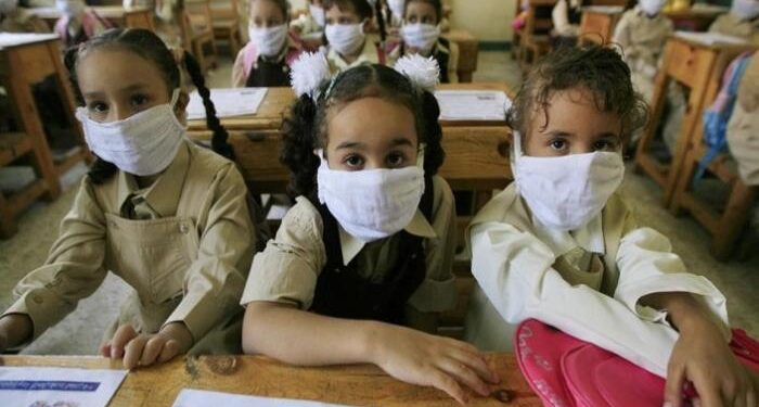 طلاب مصريون بالكمامات بسبب ازمة كورونا
