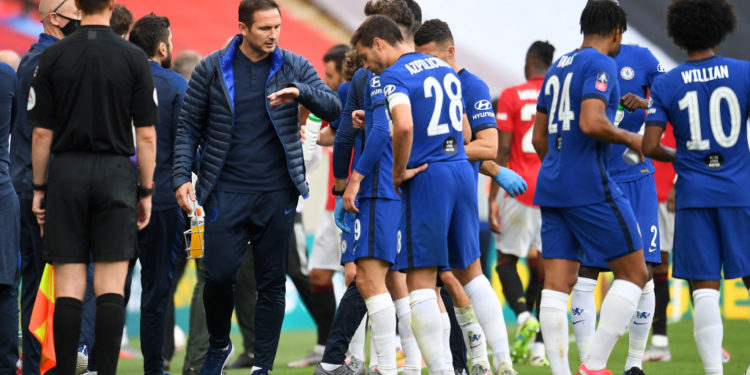 LONDON, ENGLAND - JULY 19: Frank Lampard, Manager of Chelsea speaks to his team during a drinks break during the FA Cup Semi Final match between Manchester United and Chelsea at Wembley Stadium on July 19, 2020 in London, England. Football Stadiums around Europe remain empty due to the Coronavirus Pandemic as Government social distancing laws prohibit fans inside venues resulting in all fixtures being played behind closed doors. (Photo by Andy Rain/Pool via Getty Images)