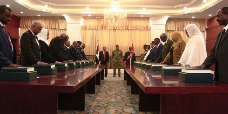 الحكومة السودانية أثناء حلف اليمين