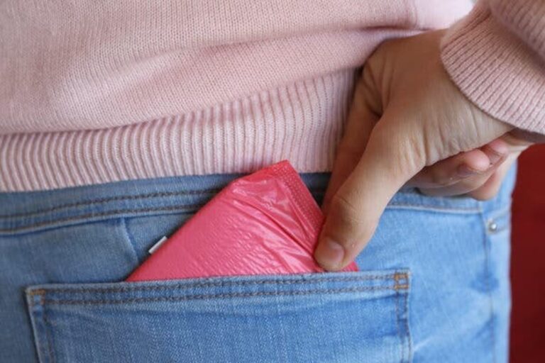 الدورة الشهرية والفوط الصحية.. حياة النساء أهم من الوصم والأسرار