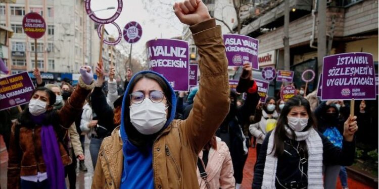 الخليفة يعيد النساء للحرملك.. "اتفاقية إسطنبول" تشعل غضب المرأة ضد أردوغان