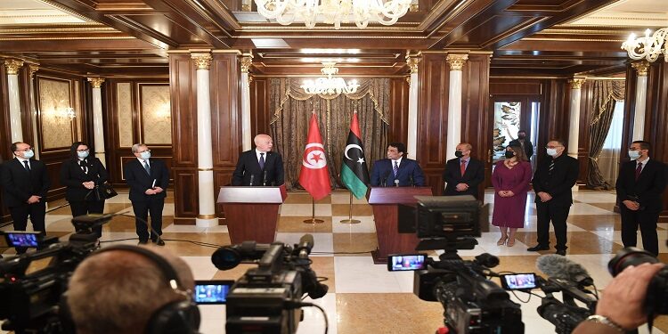 الرئيس التونسي قيس سعيد في مؤتمر صحفي مع رئيس المجلس الرئاسي في ليبيا محمد المنفي