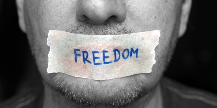 قانون الإرهاب وأثره على حرية الرأي والتعبير في مصر.. ورقة قانونية جديدة