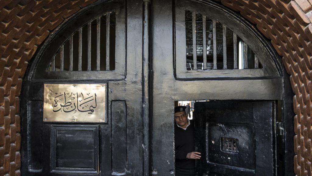 ضابط شرطة مصري عند مدخل سجن طرة بالعاصمة المصرية القاهرة (وكالة الصحافة الفرنسية) 