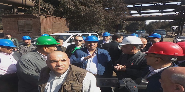 وزير قطاع الأعمال العام هشام توفيق خلال جولة سابقة داخل مصنع الحديد والصلب