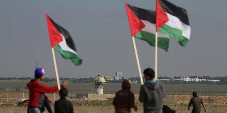 فلسطينيون يرفعون راية بلادهم