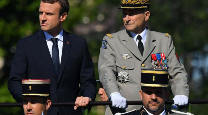 جنرالات يهددون ماكرون بتفكك المجتمع الفرنسي