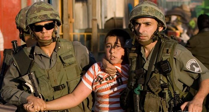 قوات الاحتلال تلقي القبض على طفل فلسطيني