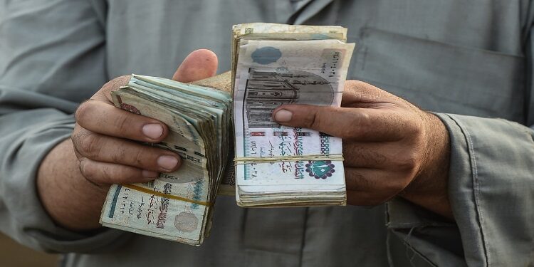 حد أدنى للأجور يتجاهل التضخم والعمالة غير الرسمية - مصر 360