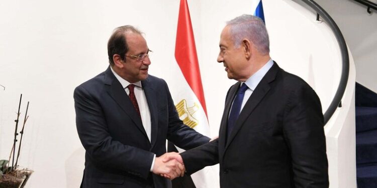 نتنياهو يستقبل عباس كامل في إسرائيل