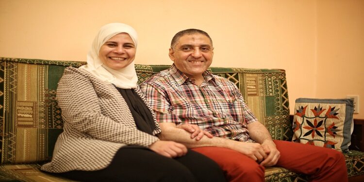الدكتورة منار الطنطاوي بصحبة زوجها الصحفي هشام جعفر