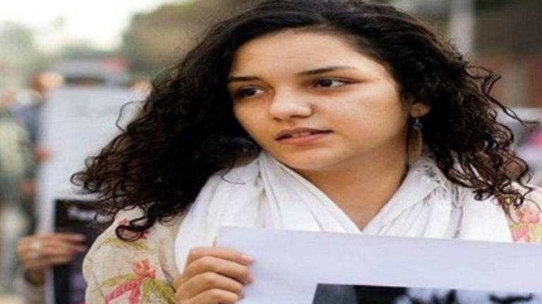 سناء سيف.. الثائرة العنيدة التي لا تعرف لليأس طريقًا