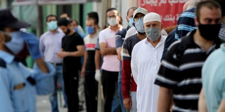 فلسطينيون في طابور الحصول على اللقاح