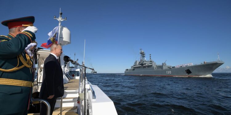 بوتين في عرض عسكري بالبحر الأحمر