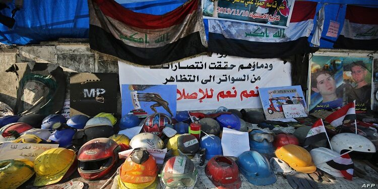 عراقيون يضعون مجموعة من الخوذ في ساحة التحرير كذكرى للناشطين الذين قتلوا على يد مجموعات مسلحة