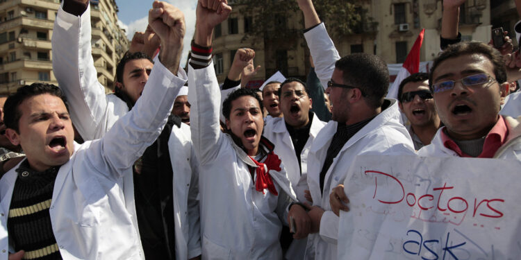 احتجاج سابق لأطباء يطالبون بزيادة الأجور