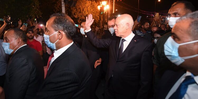 قيس يسير في بورقيبة بعد قراراته الاستثنائية