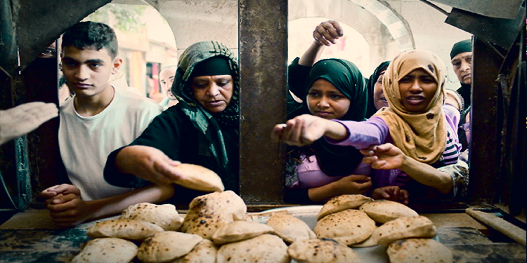 يعد رغيف العيش الغذاء الرئيسي للمصريين