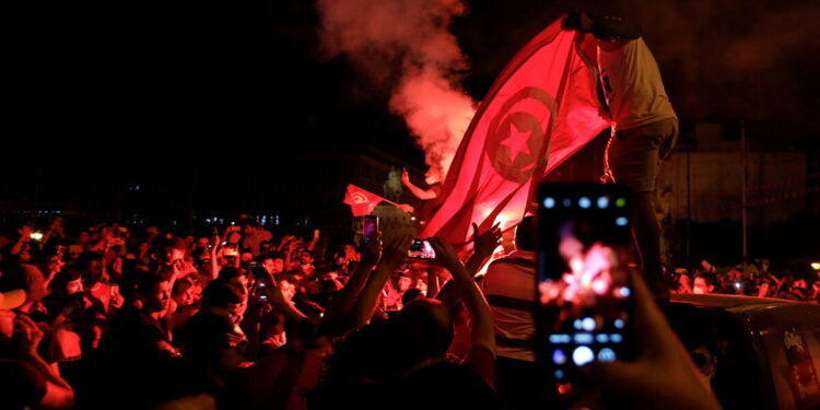 احتفالات مواطنين تونسيين بعد تجميد البرلمان