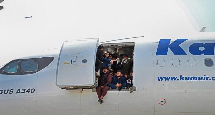 مطار كابول يشهد رحلات مكثفة قبل موعد الإجلاء