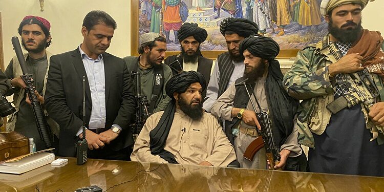 قادة طالبان في قصر الرئاسة الأفغاني