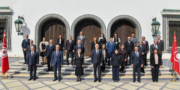 الحكومة التونسية الجديدة في صورة جماعية مع الرئيس قيس سعيّد.