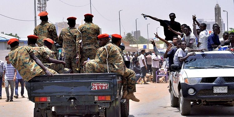 خلافات العسكريين والمدنيين تضعف فرص التحول الديمقراطي في السودان