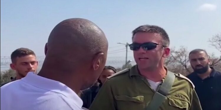 ليزيبا ماشابا يوبخ جندي إسرائيلي