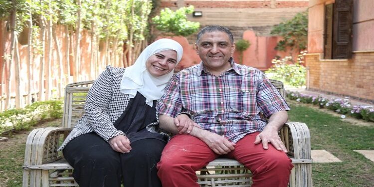 الدكتورة منار الطنطاوي وزوجها الصحفي هشام جعفر