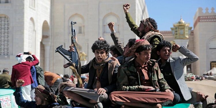 مقاتلون حوثيون في صنعاء يلوحون بقبضاتهم في إشارة للنصر