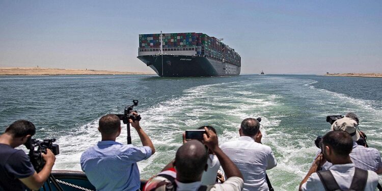 بعد قرار الـ 6%.. هل تتأثر حركة السفن في القناة بزيادة الرسوم الجديدة؟