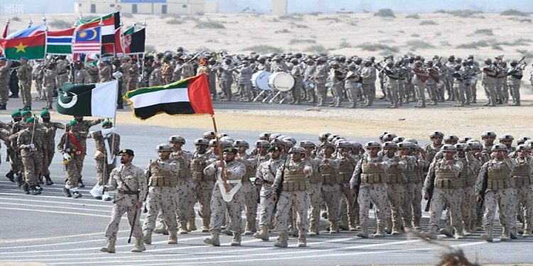 استعراض للقوات المشاركة في التدريبات العسكرية المشتركة "درع الخليج 1" والتي شملت 22 دولة في الجبيل ، بالمنطقة الشرقية في السعودية أبريل 2018 (واس)