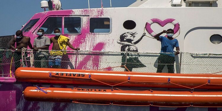 سفينة "لويز ميشيل" التي يمولها، منذ أغسطس 2020، فنان الجرافيتي البريطاني بانكسي؛ لإنقاذ اللاجئين الذين يحاولون الوصول إلى أوروبا من شمال أفريقيا