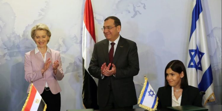 رئيسة المفوضية الأوروبية أورسولا فون دير لاين (يسار)، ووزير البترول المصري طارق الملا، ووزيرة الطاقة الإسرائيلية كارين الحرار، بعد توقيع الاتفاقية في القاهرة. (خالد الفقي/ EPA-EFE / REX / Shutterstock)