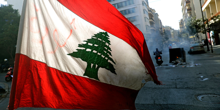 يعاني لبنان أكثر من أزمة في الوقت الحالي