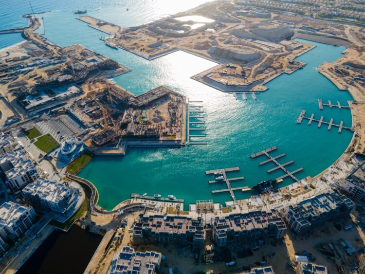 "أزمة مراسي".. من أطلق يد "المستثمر الإماراتي" في نحر الشاطئ؟