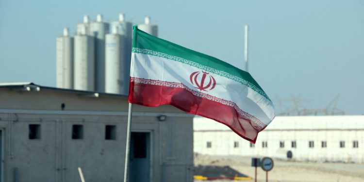 علم إيراني في محطة بوشهر للطاقة النووية الإيرانية