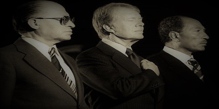 الرئيسان السابقان المصري محمد أنور السادات والأمريكي جيمي كارتر ورئيس الوزراء الإسرائيلي السابق مناحم بيجن