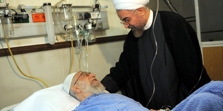 الرئيس الإيراني السابق حسن روحاني في زيارة إلى المرشد الأعلى على خامنئي بعد خضوعه لجراحة عام 2014 (وكالات)