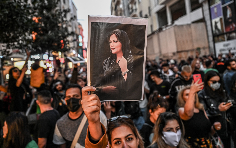 متظاهر يحمل صورة مهسا أميني خلال مظاهرة لدعمها في شارع الاستقلال في اسطنبول في 20 سبتمبر 2022.