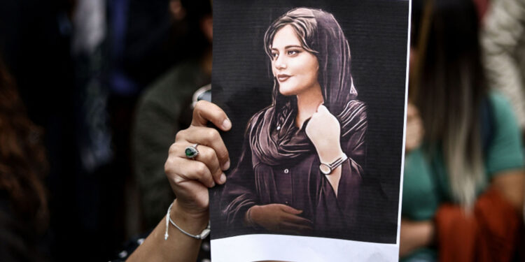 صورة مهسا أميني في مظاهرة بإيران
