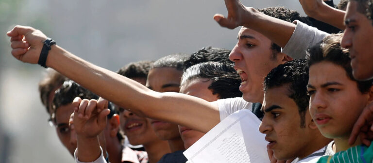 شباب مصريون في طابور تقديم على وظائف (أرشيفية - وكالات)