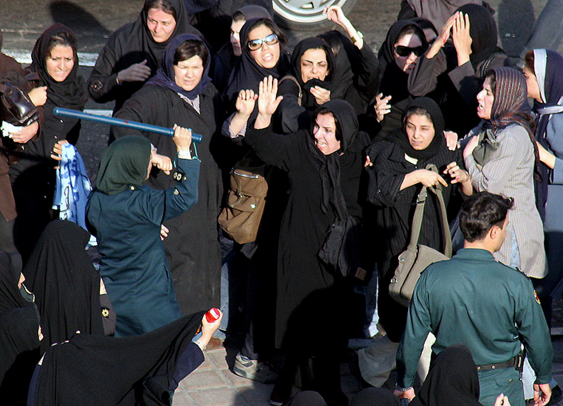 أزمة غطاء الرأس وحقوق المرأة في إيران