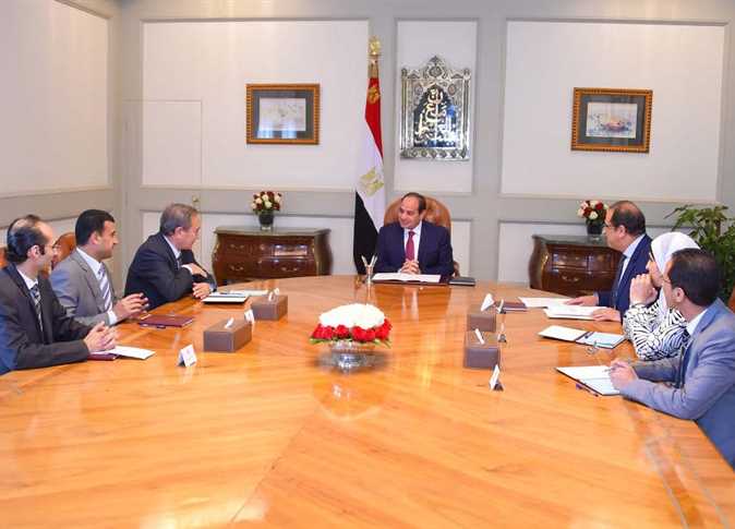 السيسي مع أعضاء لجنة العفو الرئاسي